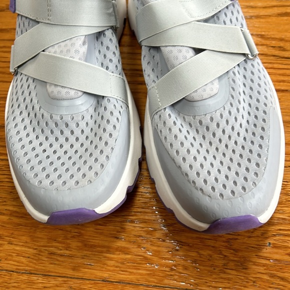 Avia women’s sneakers with Velcro strap closure. Size 8. - Picture 4 of 8